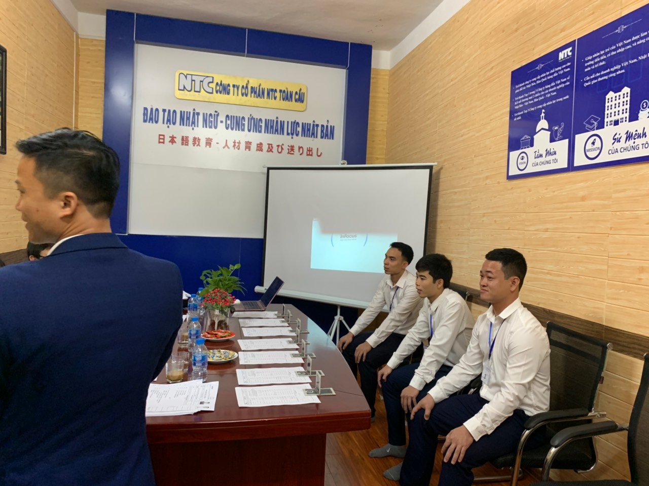 XUẤT KHẨU LAO ĐỘNG PHÍ RẺ, LỘ TRÌNH RÕ RÀNG
